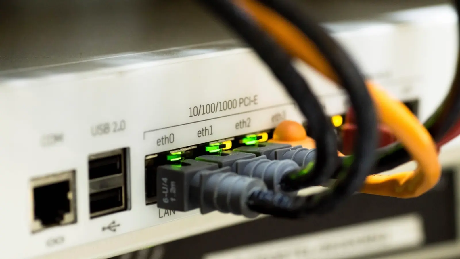 Router-Rückseite mit eingesteckten Netzwerkkabeln und Statuslämpchen
