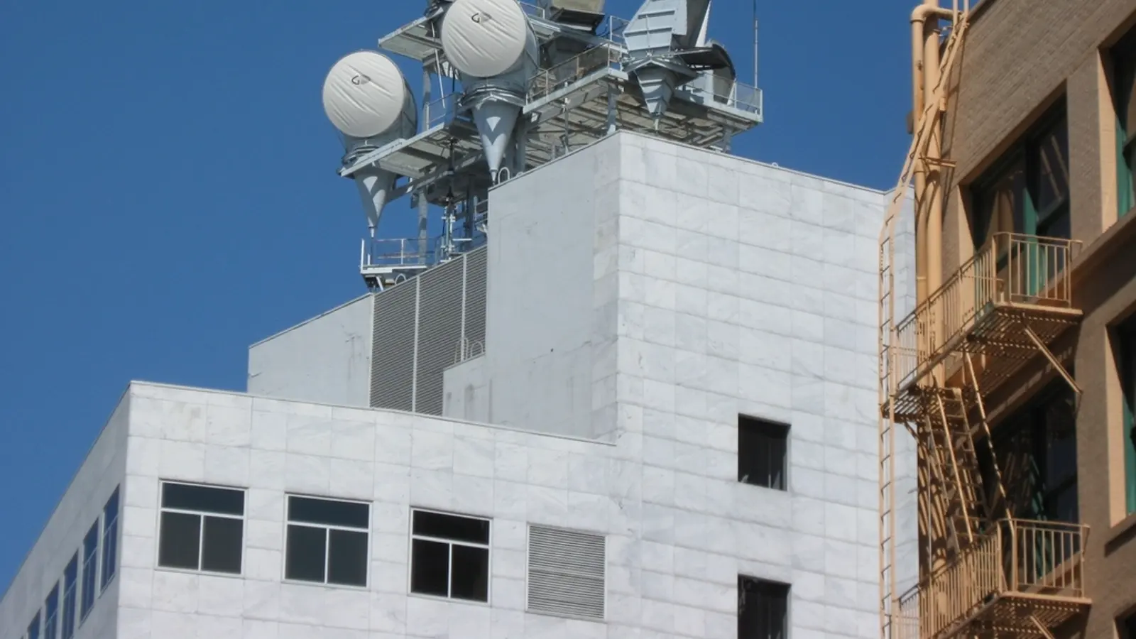 Antennen und Sendeanlagen auf dem Dach eines Gebäudes