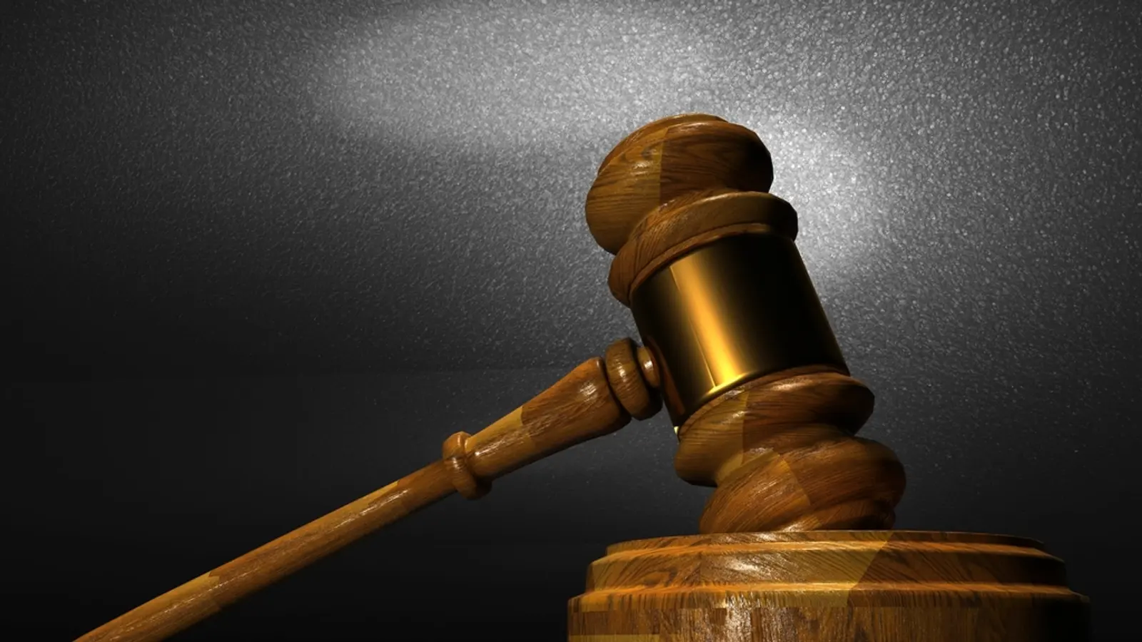 Marteau de juge en bois sur fond sombre