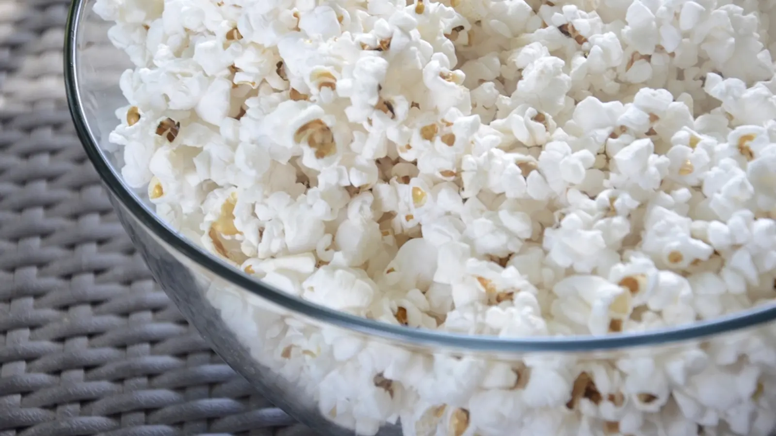 Ciotola di popcorn su una tovaglia intrecciata