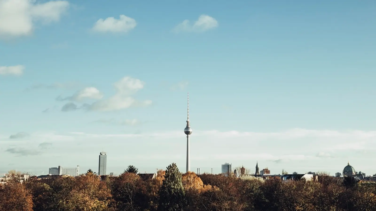 Stadtsilhouette mit einem Fernsehturm unter blauem Himmel