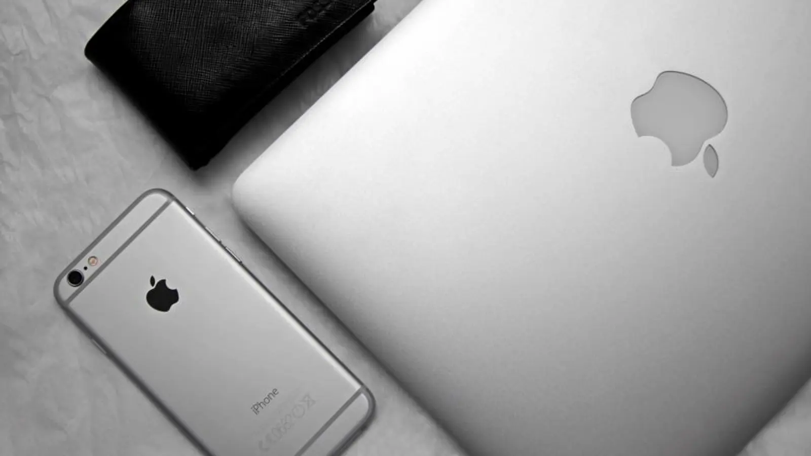 Smartphone und Laptop nebeneinander in Schwarzweiß