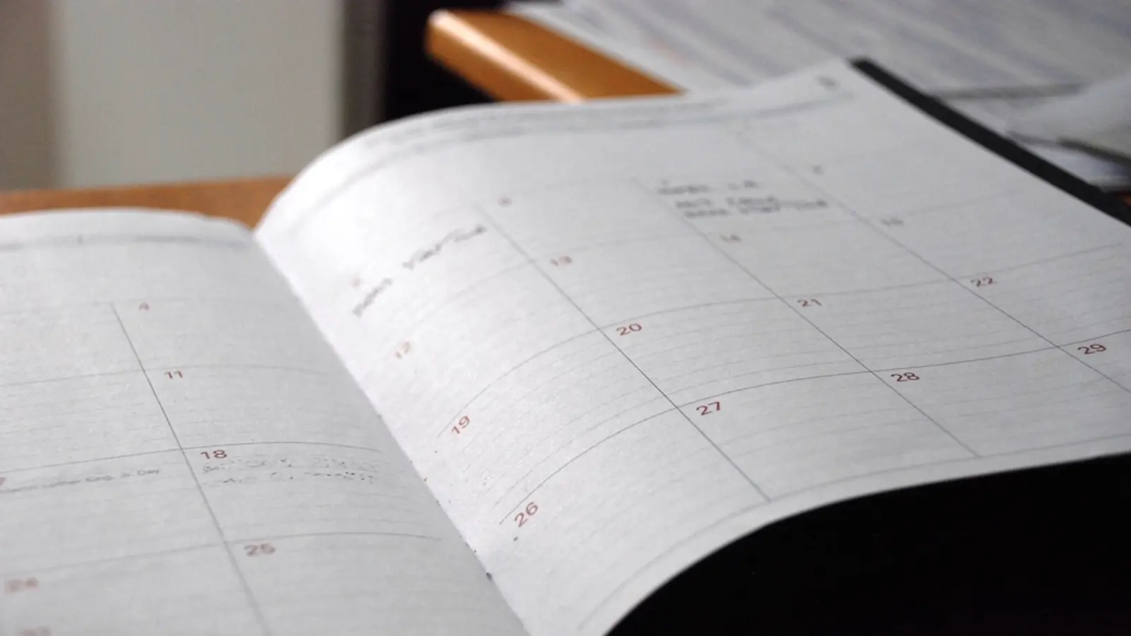 Agenda abierta por una página de calendario con notas