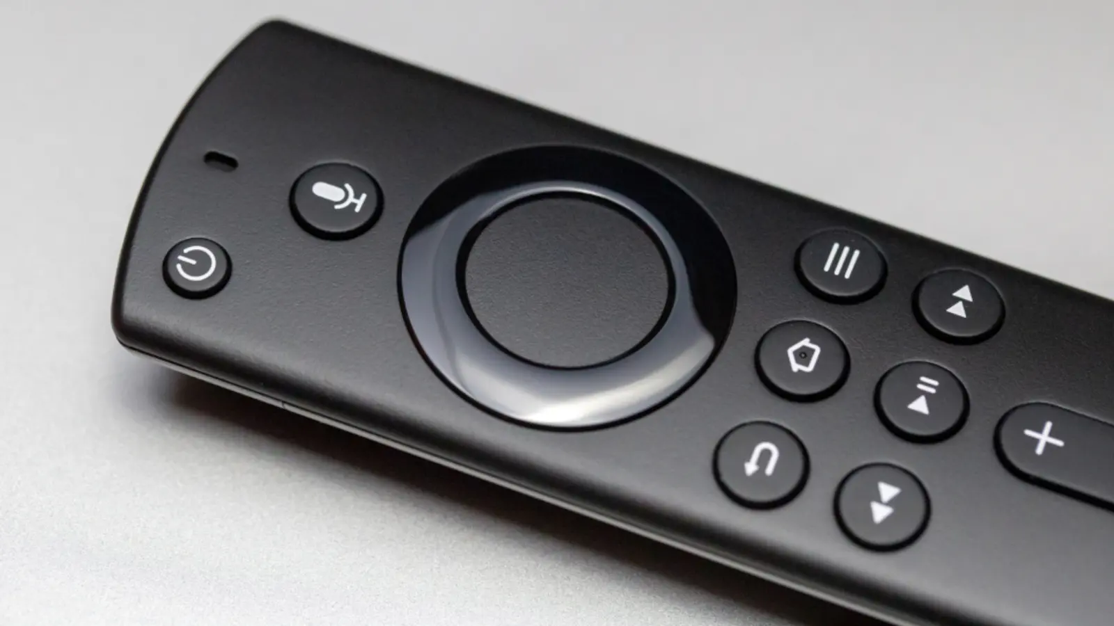 Primer plano de un mando a distancia negro de un reproductor multimedia