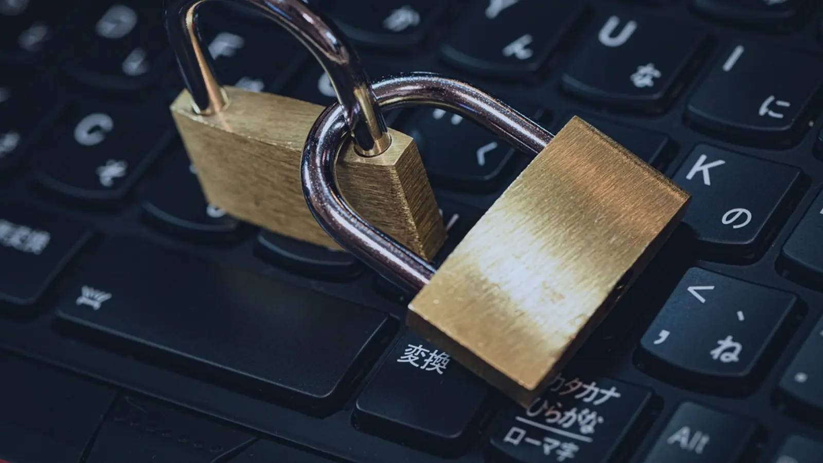 Candado dorado cerrado sobre el teclado de un ordenador