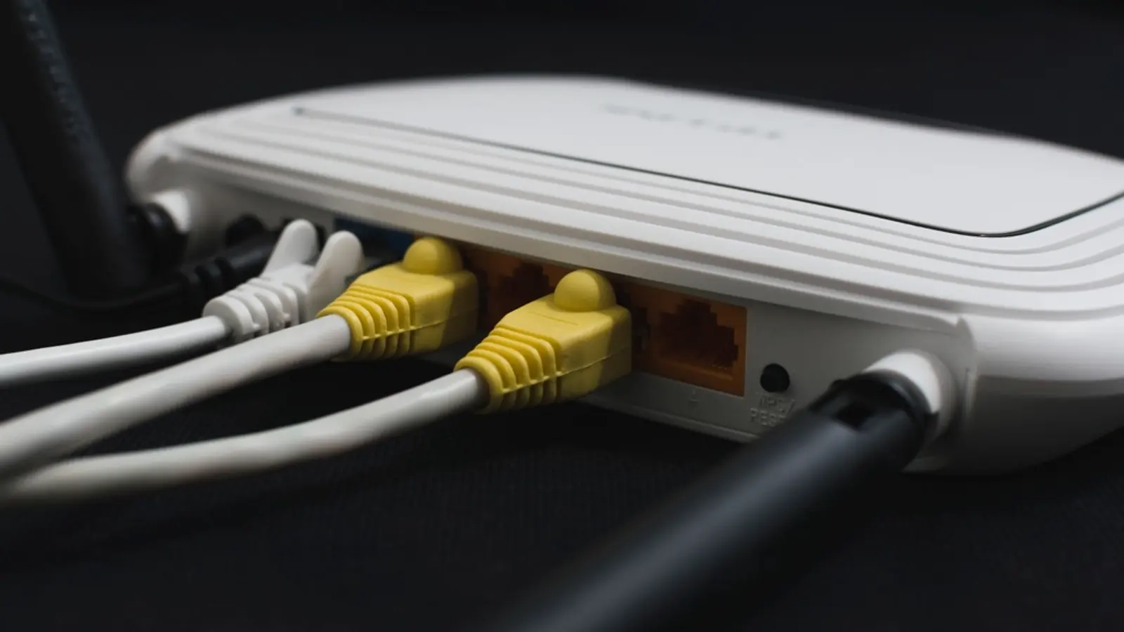 Router blanco con cables de red amarillos conectados