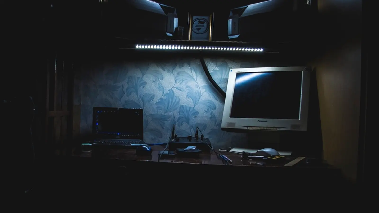 Habitación a oscuras iluminada solo por la pantalla de un monitor