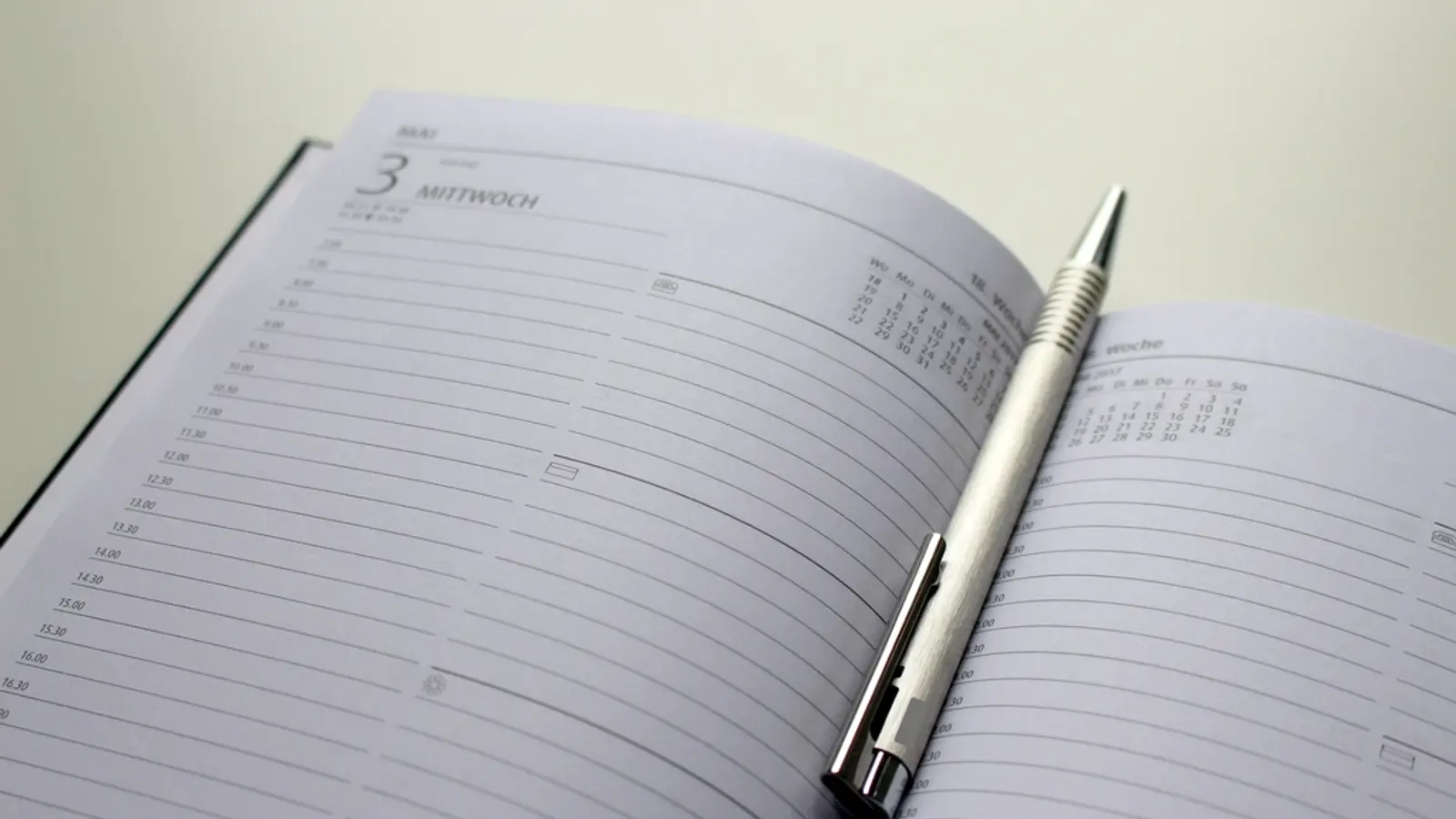 Agenda ouvert avec un stylo posé sur les pages