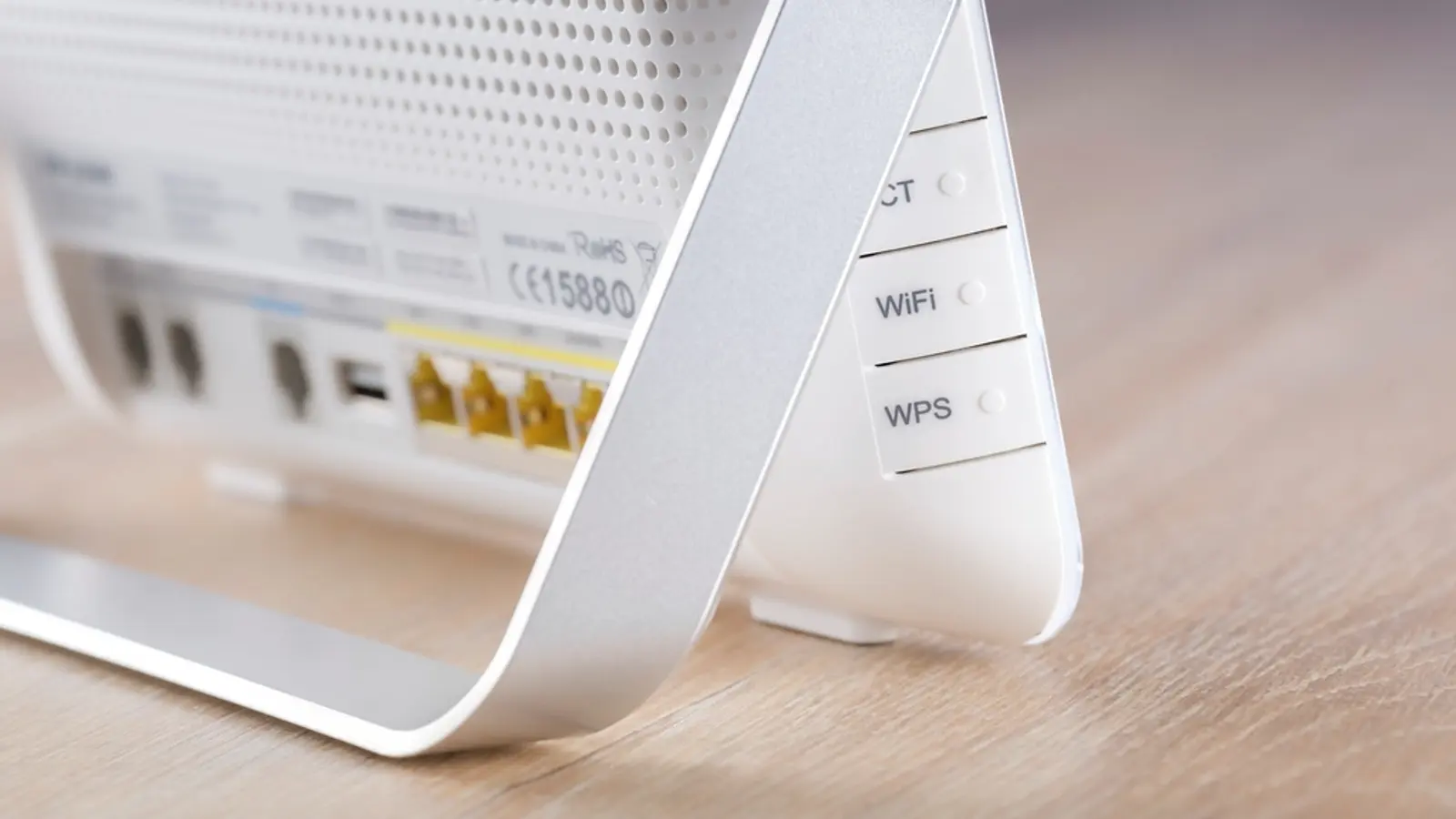 Box internet blanche vue de dos sur un bureau en bois