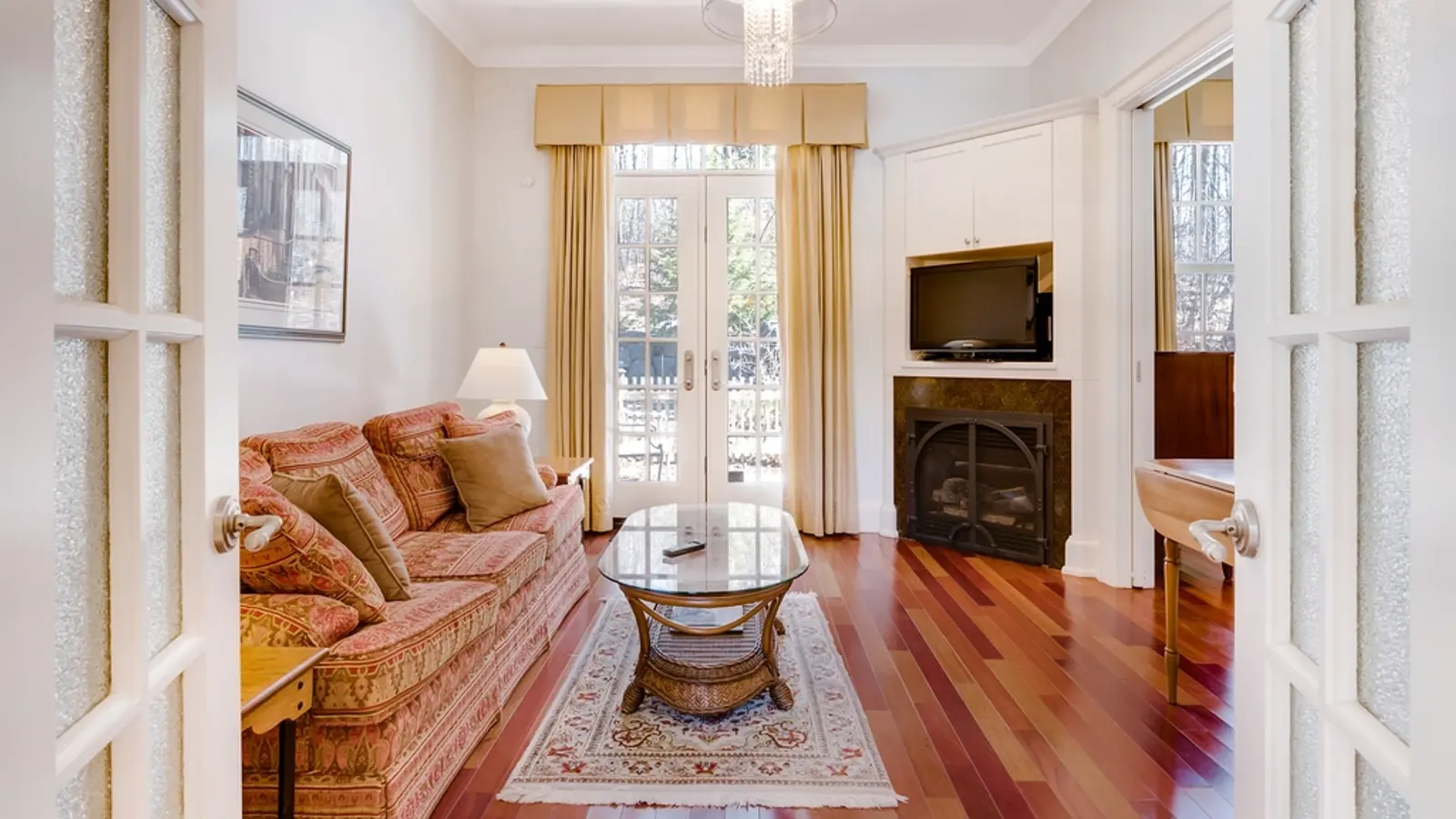 A classic living room with a TV above the fireplace