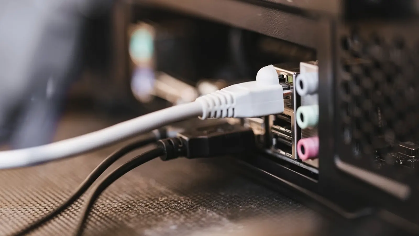 Cavo di rete collegato sul retro di un computer