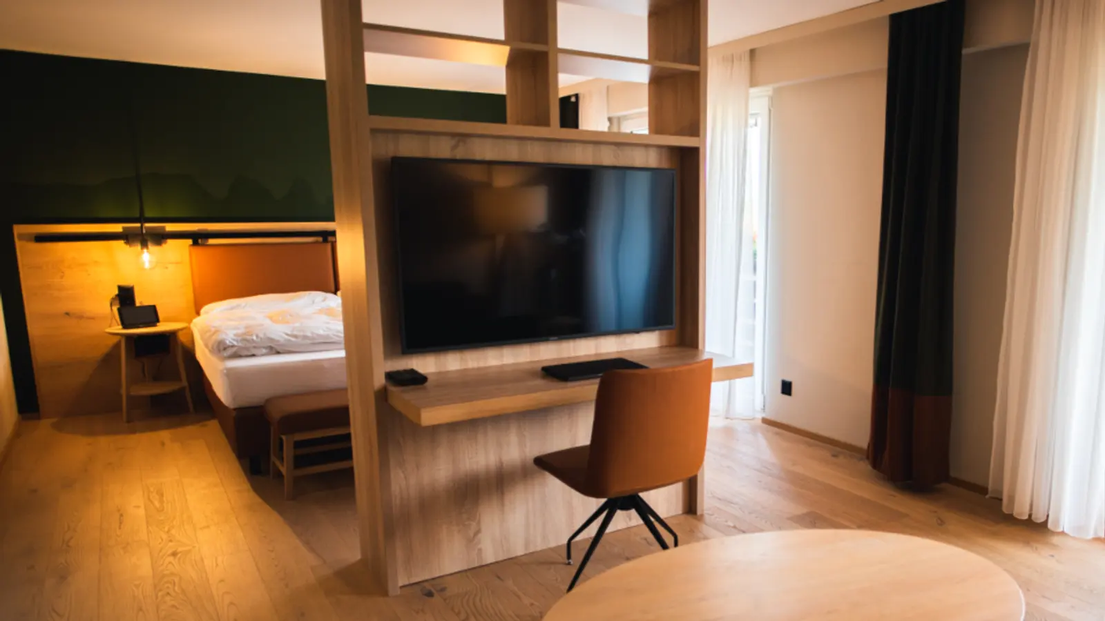 Camera moderna con un televisore su un mobile in legno