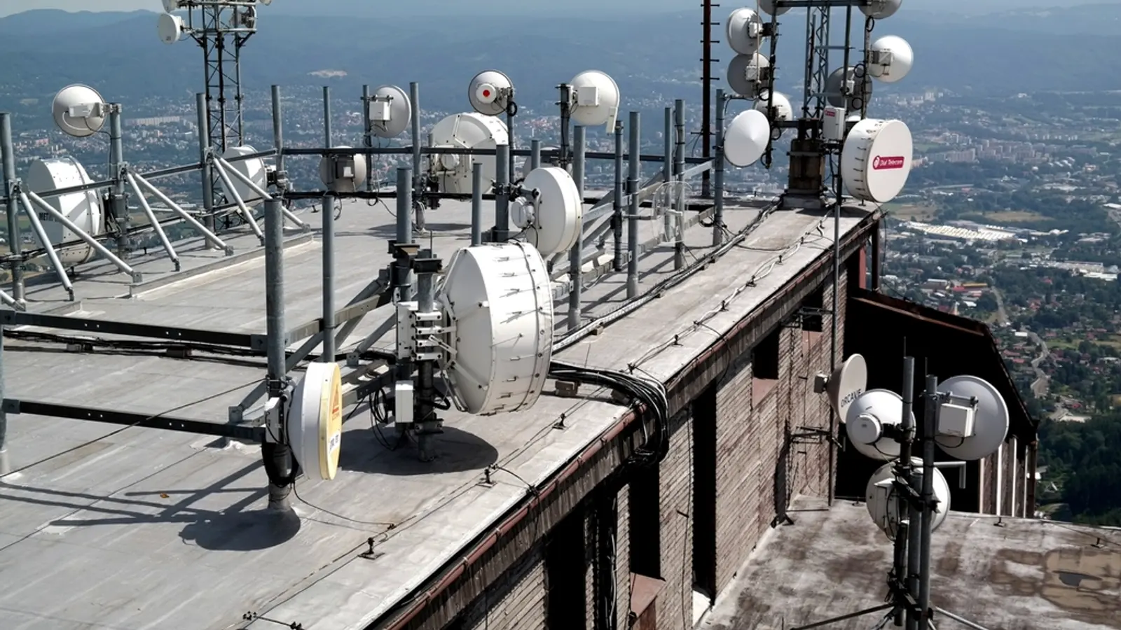Antenne e parabole sul tetto di un edificio in città